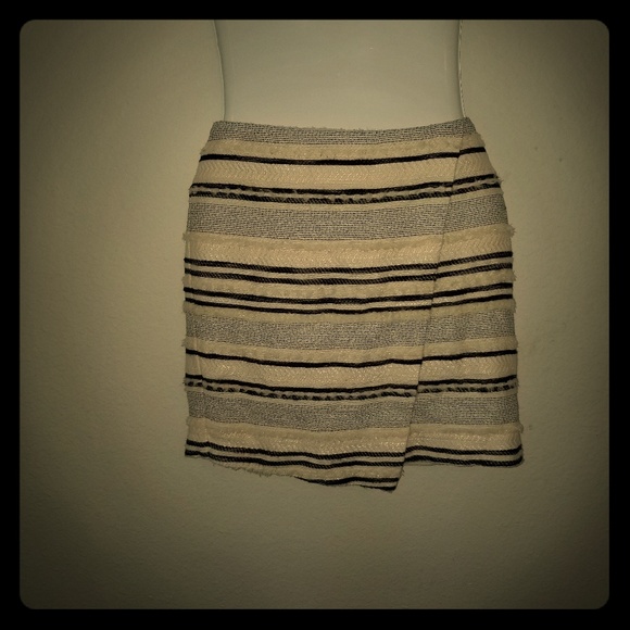 H &M A symetric cream & black tweed skirt size 8 - Picture 1 of 6